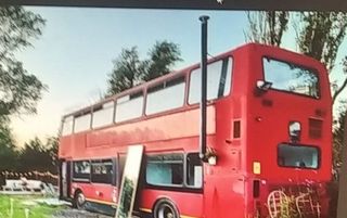 Photo of Penzionisani par pretvara londonski autobus u kuću